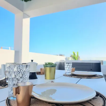 Luxury Penthouse Valentin With Jacuzzi דירה *
